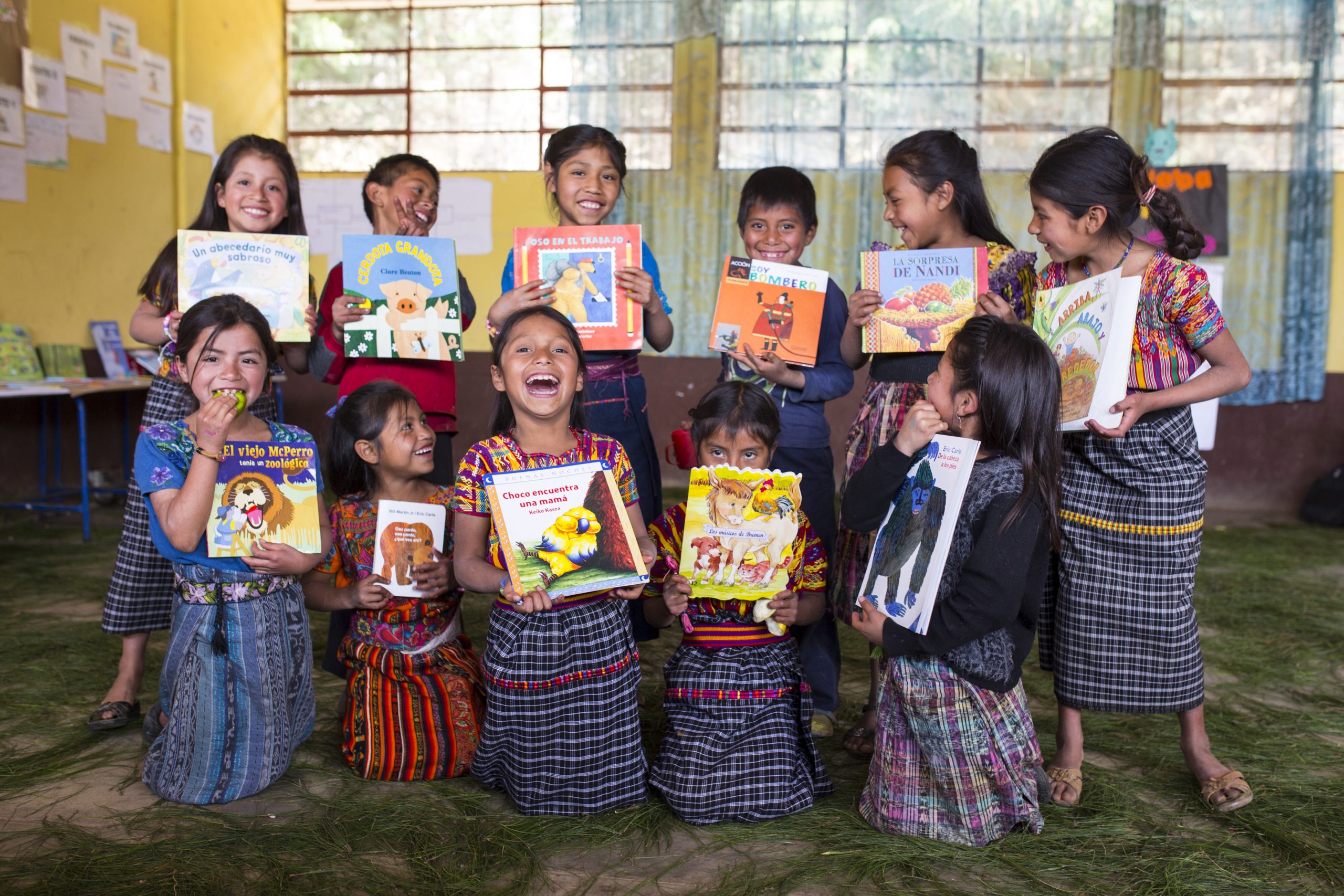 Niñas guatemaltecas mostrando sus libros de estudio de la fundación los Bosch Gutierréz.